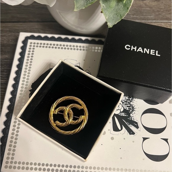 CHANEL Vintage Gold Circle CC Brooch - Picture 1 of 8